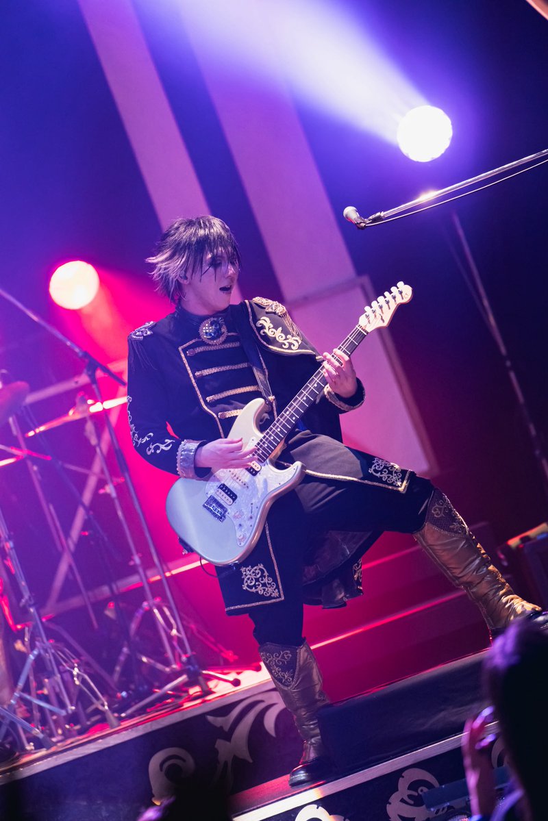 reirei_ryoji's tweet photo. 麗麗-reirei-十八周年記念単独公演
「オトナイト」
来てくれた皆、そして様々な理由で来れなかった皆も応援ありがとう

18年経った今も見ている皆を笑顔にするという15歳だった少年の夢は進み続けています

そんな少年の夢をこれからも見届けて下さい

この先も生涯バンドマンの俺達をよろしくね🤝 https://t.co/SLlobb5f23