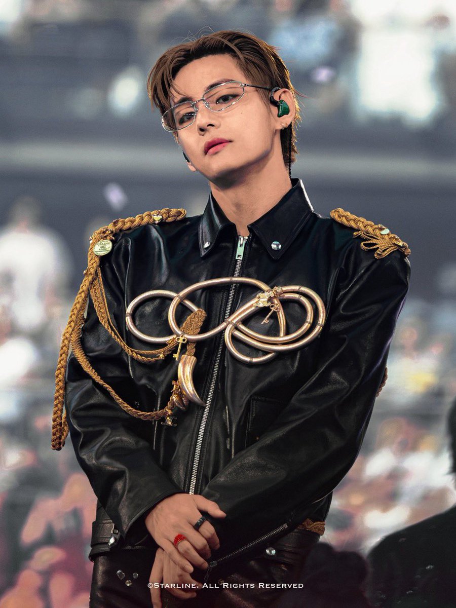 arab_tae_kim's tweet photo. سمّت VOGUE US ألبوم ARIRANG واحدًا من أفضل ألبومات عام 2026، وسلّطت الضوء في المقال على أداء تيهيونق الصوتي.

«الطريقة التي يغني بها V عبارة Got me feeling things unusual في أغنية [NORMAL] تعلق في الذهن بشكل لا يُقاوم.» https://t.co/nhjsrZHTYy
