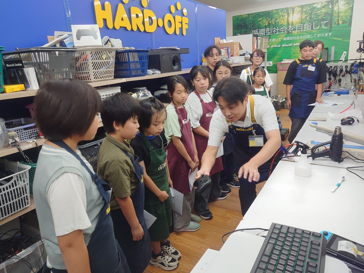 zeroemi_tokyo's tweet photo. 今日は、従業員のご家族を招待しての『夏休み自由研修』でした😄

3Rについての座学、仕事内容を知って頂くバックヤード見学、更に、不用品から新しい一品を創り出す『アップサイクル体験』、を実施しました！
今回は、売場からあふれたCDと、ビー玉、ペットボトルキャップをドッキングしてオリジナル独楽を作成してみましたー(^^♪

もっとリユースを広めるためには、まずは一番身近な家族から。モノを大切にする楽しさを、子供たちや未来へ届けてまいりますm(__)m

＃ゼロエミッション
＃ハードオフ
＃夏休み
＃自由研究
＃アップサイクル
＃3R