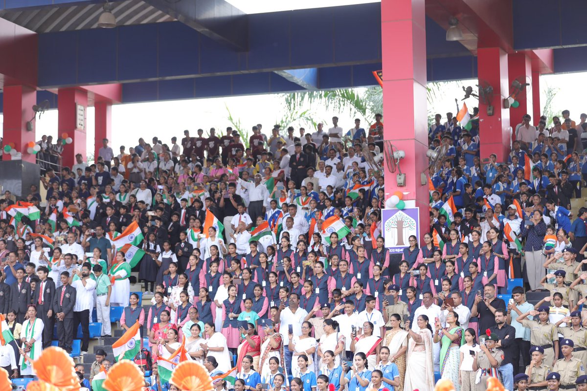 sanghaviharsh's tweet photo. હે ભૂમિ ભવ્યા ભારતી, હે નિત્ય નવ્યા ભારતી,
અમૃત શુકનમાં હું ઉતારું તારી શત શત આરતી ! 🇮🇳

તિરંગો જ્યારે આકાશમાં લહેરાય છે, ત્યારે માત્ર એક ધ્વજ ફરકતો નથી… પરંતુ તેની સાથે ભારતના શૌર્યનો ઈતિહાસ, શહીદોના બલિદાનની ગાથા અને કરોડો ભારતીયોનું ગૌરવ પણ ગગનમાં લહેરાય છે. 

આઝાદીના અમૃતકાળમાં ૮૦મા સ્વતંત્રતા દિવસ નિમિત્તે વડોદરા ખાતે વિવિધ મહાનુભાવોની ઉપસ્થિતિમાં ધ્વજવંદન કરી, માતૃભૂમિની આઝાદી માટે પોતાના પ્રાણોની આહુતિ આપનાર અમર શહીદવીરોને ભાવાંજલિ અર્પણ કરી.

“મારા રાષ્ટ્ર ભારતનો જય થાઓ”ના નાદથી ગુંજી ઊઠેલું પરિસર એ અનુભૂતિ કરાવી રહ્યું હતું કે દેશની ધરતીથી લઈને ગગન સુધી આજે એક જ રંગ છવાયો છે — રાષ્ટ્રભક્તિનો રંગ !

#IndiaIndependenceDay