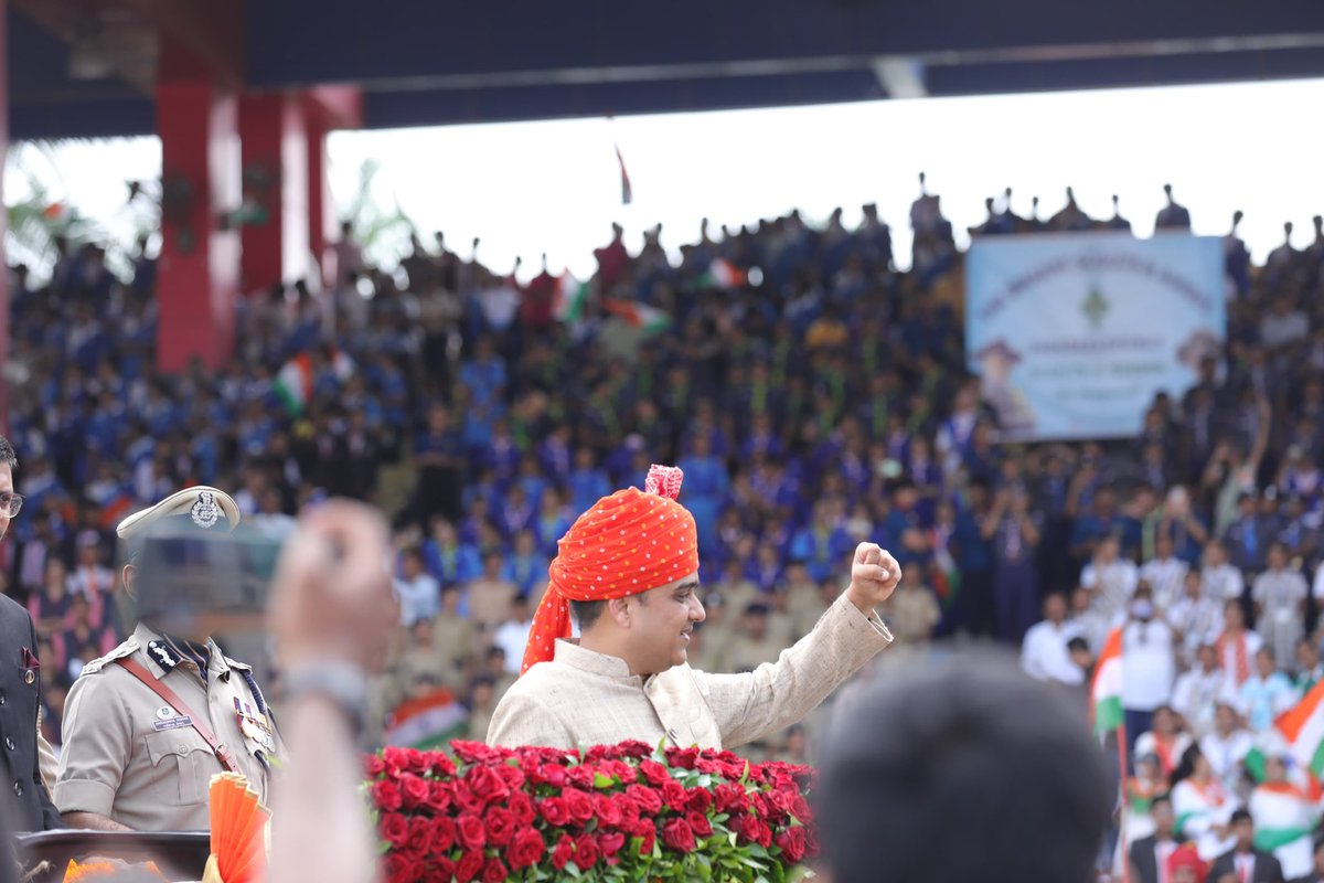 sanghaviharsh's tweet photo. હે ભૂમિ ભવ્યા ભારતી, હે નિત્ય નવ્યા ભારતી,
અમૃત શુકનમાં હું ઉતારું તારી શત શત આરતી ! 🇮🇳

તિરંગો જ્યારે આકાશમાં લહેરાય છે, ત્યારે માત્ર એક ધ્વજ ફરકતો નથી… પરંતુ તેની સાથે ભારતના શૌર્યનો ઈતિહાસ, શહીદોના બલિદાનની ગાથા અને કરોડો ભારતીયોનું ગૌરવ પણ ગગનમાં લહેરાય છે. 

આઝાદીના અમૃતકાળમાં ૮૦મા સ્વતંત્રતા દિવસ નિમિત્તે વડોદરા ખાતે વિવિધ મહાનુભાવોની ઉપસ્થિતિમાં ધ્વજવંદન કરી, માતૃભૂમિની આઝાદી માટે પોતાના પ્રાણોની આહુતિ આપનાર અમર શહીદવીરોને ભાવાંજલિ અર્પણ કરી.

“મારા રાષ્ટ્ર ભારતનો જય થાઓ”ના નાદથી ગુંજી ઊઠેલું પરિસર એ અનુભૂતિ કરાવી રહ્યું હતું કે દેશની ધરતીથી લઈને ગગન સુધી આજે એક જ રંગ છવાયો છે — રાષ્ટ્રભક્તિનો રંગ !

#IndiaIndependenceDay