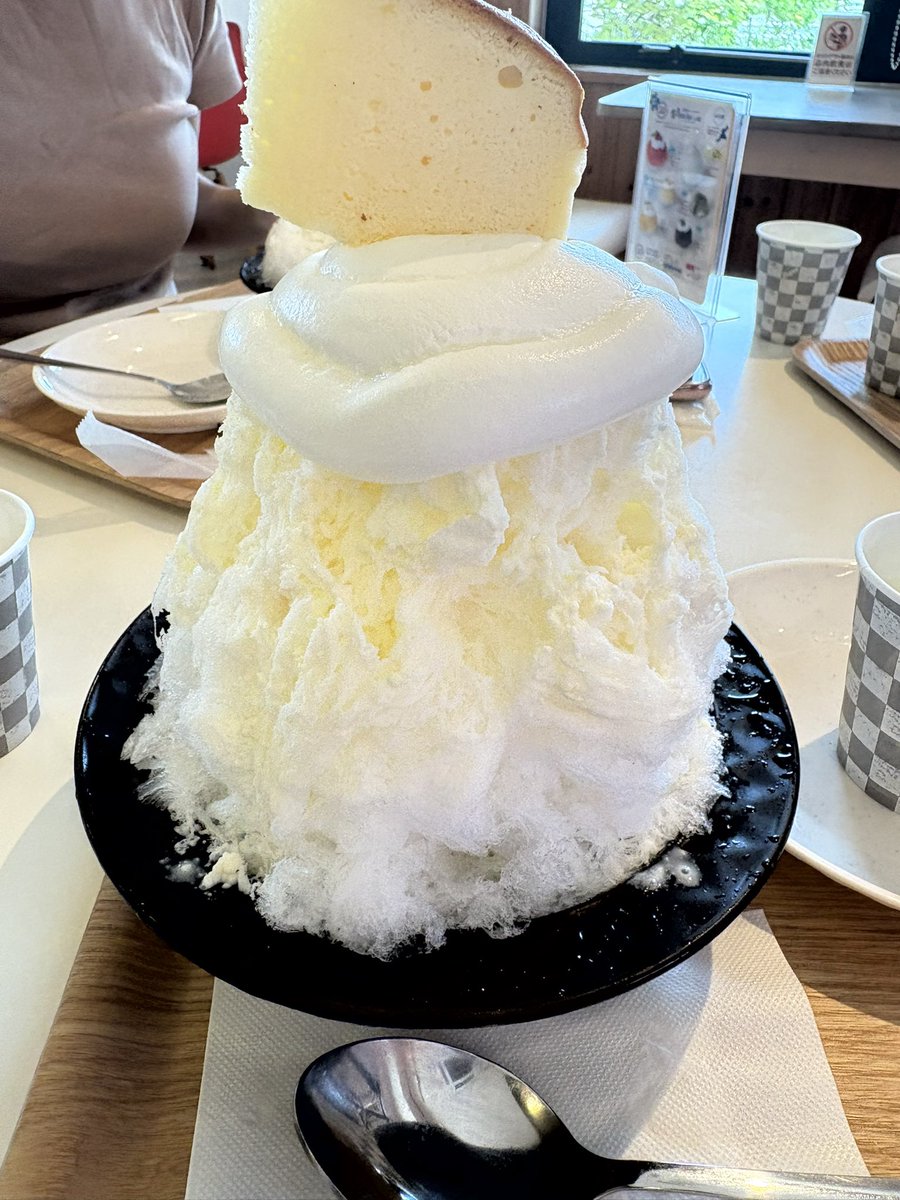AITHI668's tweet photo. 2年振りくらいのかき氷でっかぁ https://t.co/MzG98hotyL