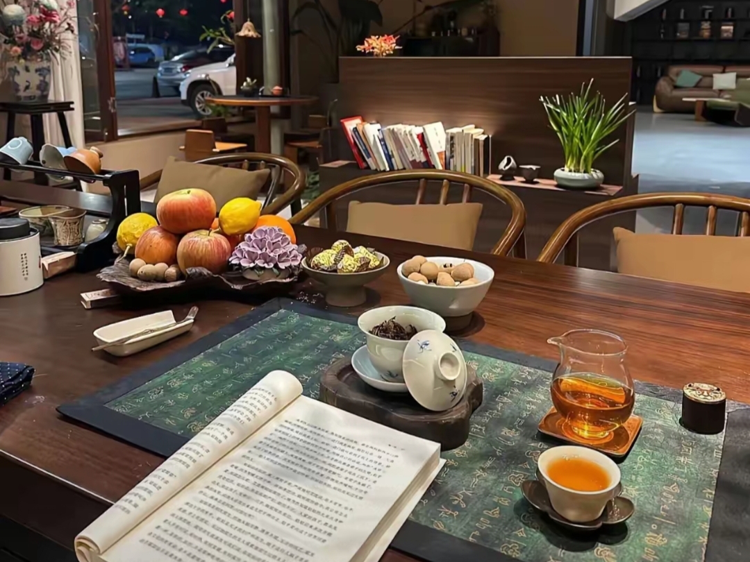Breeding_'s tweet photo. Cozy Sunday vibe: curled up with a warm tea and a good book, no plans, just quiet happiness at home. https://t.co/dPE78hgi1g