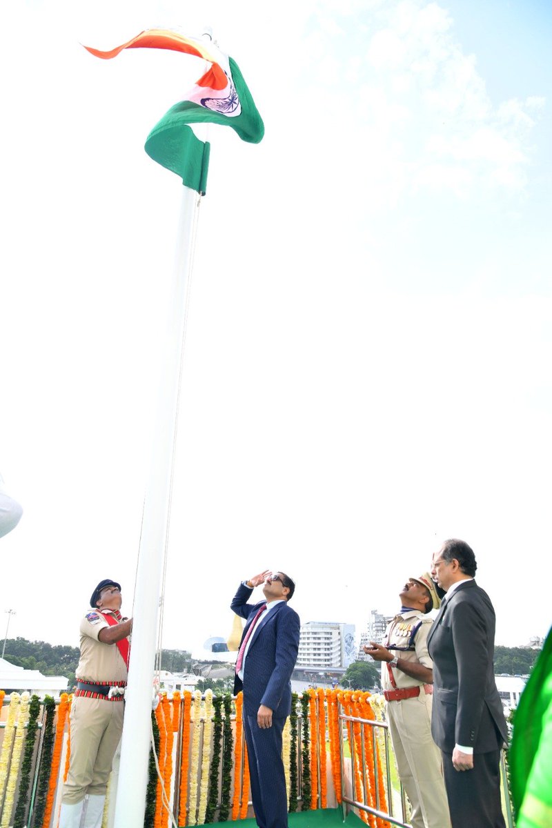 TelanganaCS's tweet photo. Honorable Chief Secretary unfurling the National Flag on the occasion of the 80th Independence Day at Dr. B.R. Ambedkar Telangana State Secretariat.

#IndependenceDay
#Telangana https://t.co/oaKVZR5CyC