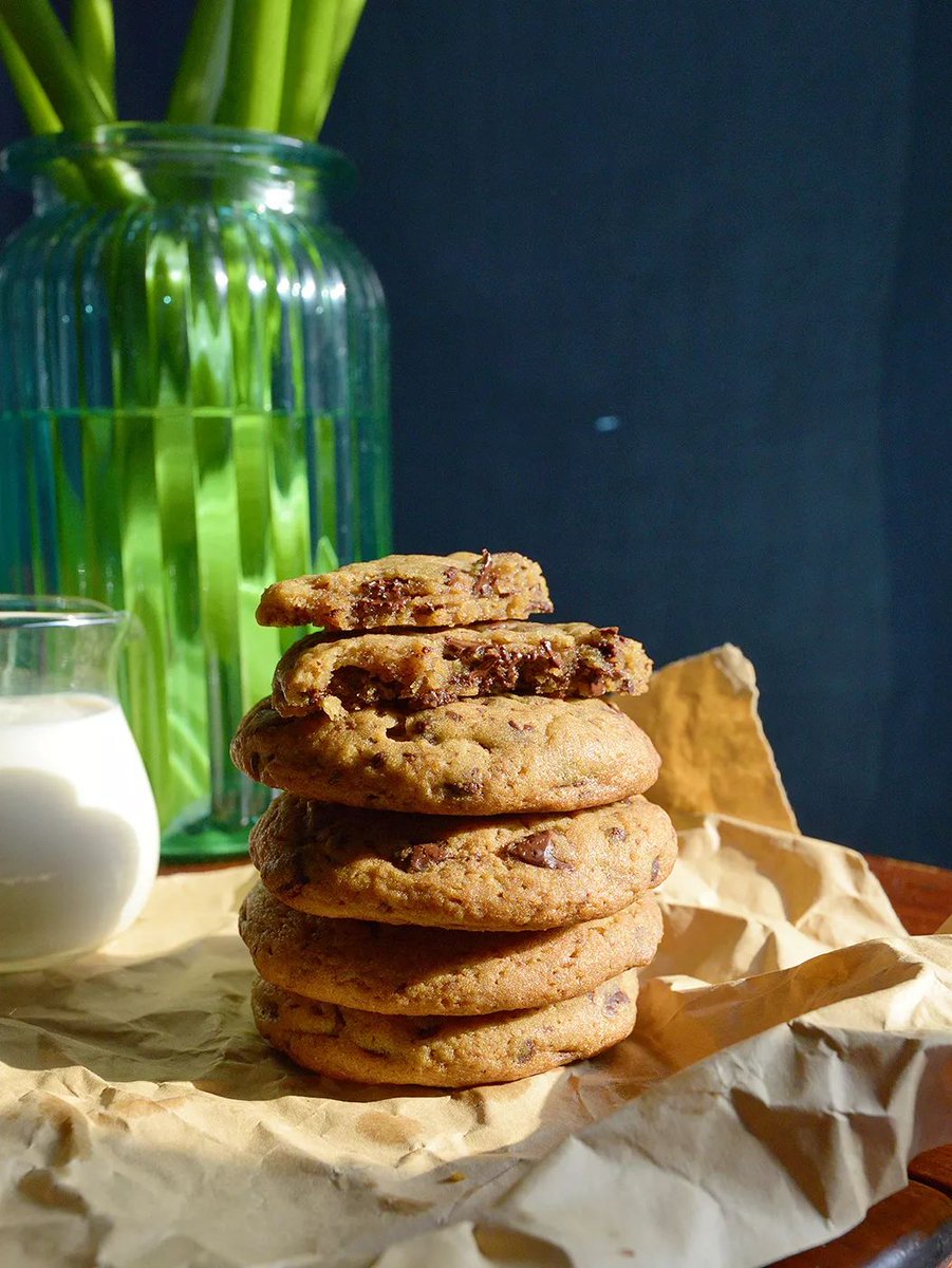 LeighAwaltyprk's tweet photo. Just pulled these flaky sea salt chocolate chip cookies out of the oven — warm, melty, and perfect for a lazy Sunday baking session https://t.co/lqkJm4KVwo