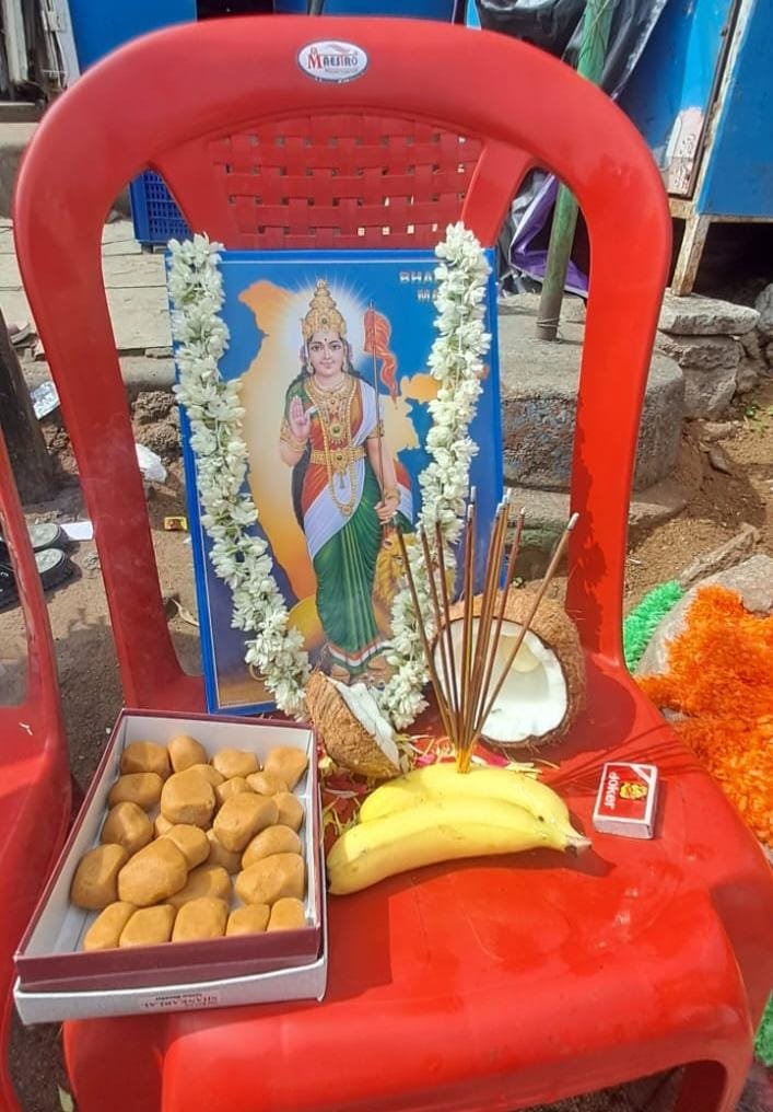 YNiharikaNaidu's tweet photo. మన దేశ స్వాతంత్ర్య స్ఫూర్తిని చాటుతూ ఉప్పల్ నియోజకవర్గంలో ECIL X రోడ్లోని ఉప్పల్ నియోజకవర్గ జనసేన పార్టీ కార్యాలయం వద్ద నియోజకవర్గ నాయకులు శ్రీమతి నిహారిక నాయుడు గారి ఆధ్వర్యంలో జాతీయ జెండా ఎగురవేయగా,  వీర మహిళలు, జనసేన నాయకులు , జనసైనికులు పాల్గొని కార్యక్రమాన్ని విజయవంతం చేసారు https://t.co/6IbOwYh941