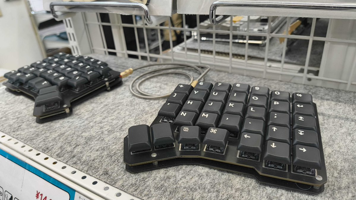 yushakobo_shop's tweet photo. 夏休みに自作キーボード始めてみませんか？

遊舎工房でははんだ付けができる多種多様なキーボードを発売中！
店舗で購入したあと工作室をレンタルすることでそのまま組み立て作業が可能に！
電子工作を始めてみたい人におすすめです！

皆様のご来店お待ちしております☺️ https://t.co/vghRjzUjlz