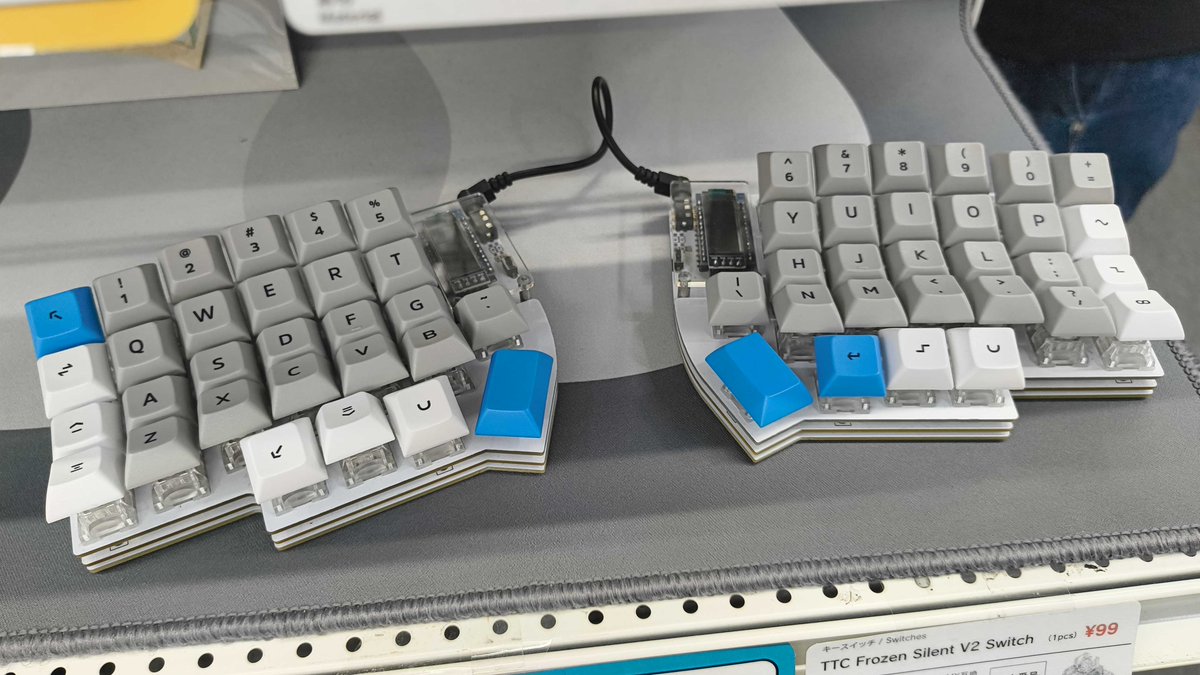 yushakobo_shop's tweet photo. 夏休みに自作キーボード始めてみませんか？

遊舎工房でははんだ付けができる多種多様なキーボードを発売中！
店舗で購入したあと工作室をレンタルすることでそのまま組み立て作業が可能に！
電子工作を始めてみたい人におすすめです！

皆様のご来店お待ちしております☺️ https://t.co/vghRjzUjlz
