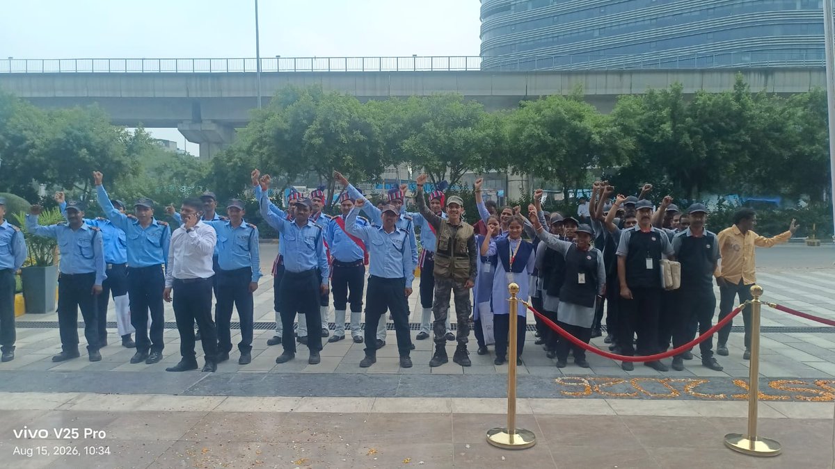 GlobalFoyer's tweet photo. 🇮🇳 Freedom in our hearts, the tricolour around us, and unity all around! Global Foyer celebrated Independence Day with joy, pride, and the true spirit of being Indian. ❤️🤍💚

#IndependenceDay #GlobalFoyer #GlobalFoyerSec43 #Gurugram #ProudIndian https://t.co/pUMspsm08K