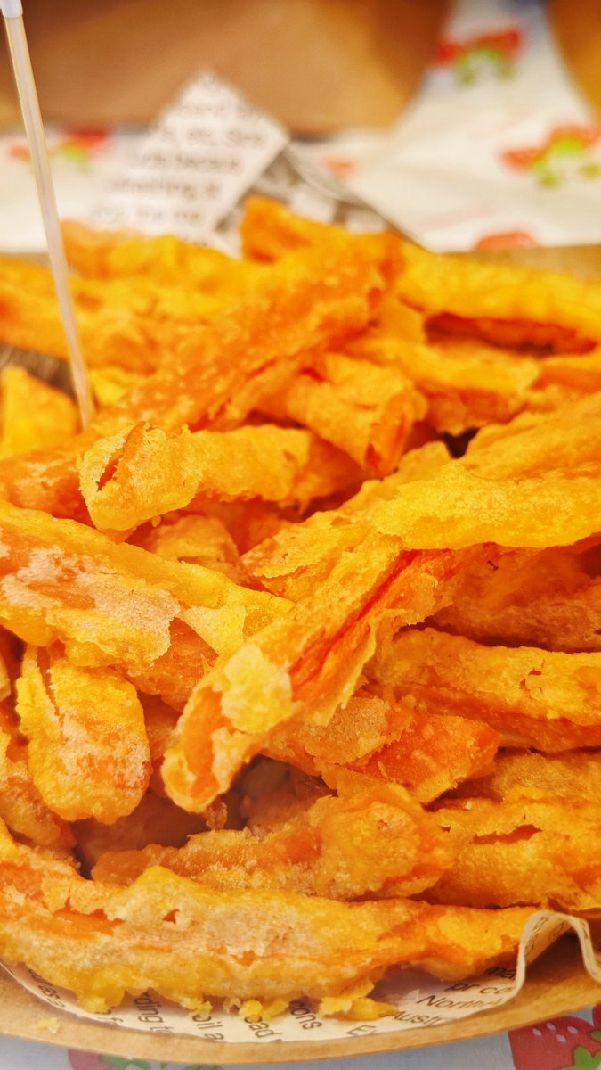 31EmmyRoo7's tweet photo. Craving crispy fried sweet potato sticks from the street stall by the alley! Hot, golden, and dipped in honey sauce—perfect late-night snack https://t.co/XlmbVf0XKH
