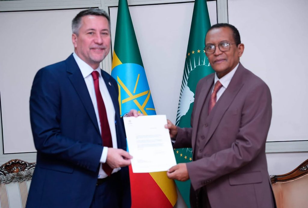 MFAEthiopia's tweet photo. Chief of State Protocol at the Ministry of Foreign Affairs of the Federal Democratic Republic of Ethiopia, Melaku Bedada, received copies of the Letters of Credence of the newly appointed Representative of the International Committee of the Red Cross (ICRC) to Ethiopia, Mr. Martin Thalmann.