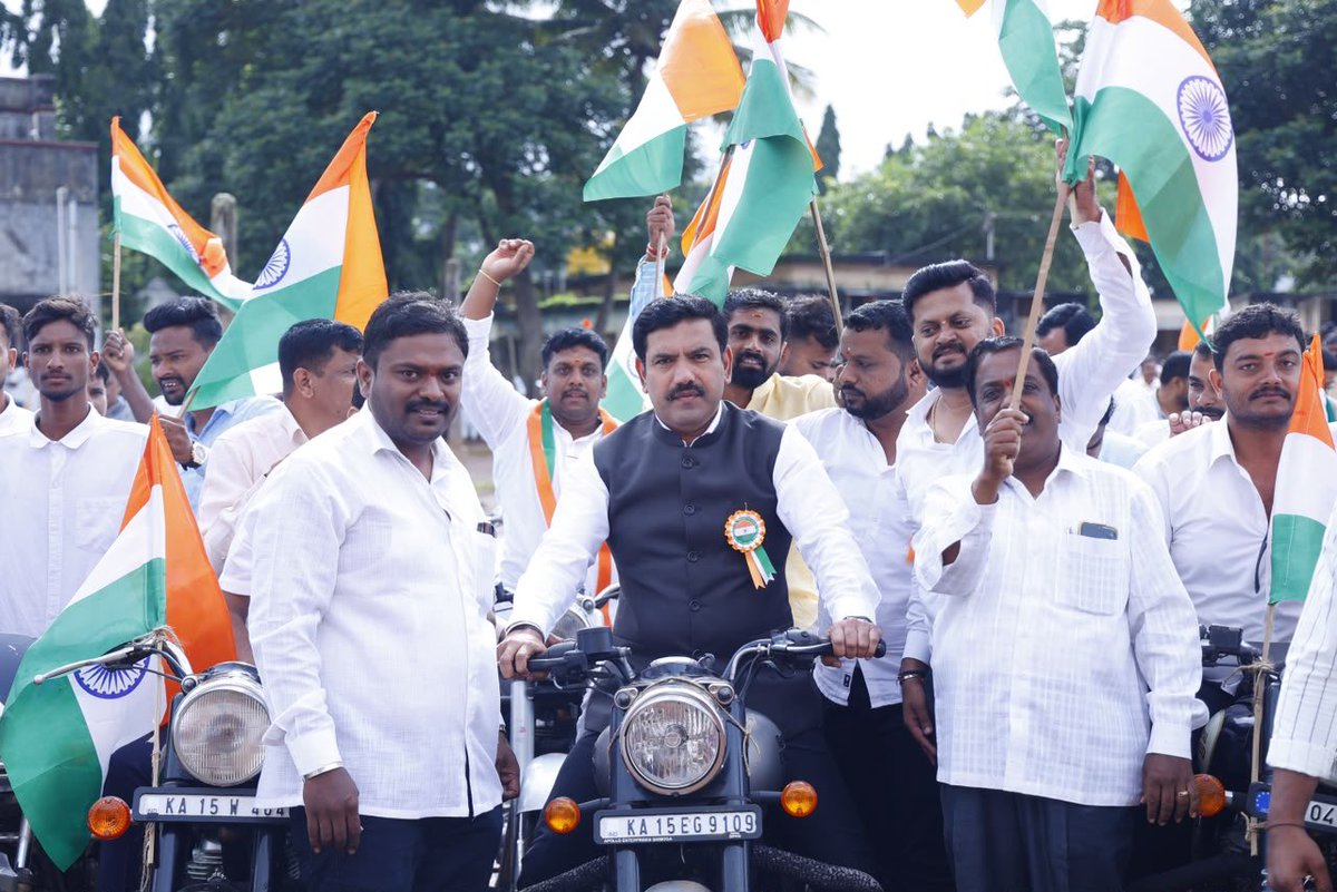 BYVijayendra's tweet photo. 80ನೇ ಸ್ವಾತಂತ್ರ್ಯ ದಿನಾಚರಣೆಯ ಸಂಭ್ರಮದ ಅಂಗವಾಗಿ ಪಕ್ಷದ ಯುವ ಮೋರ್ಚಾ ವತಿಯಿಂದ ಶಿಕಾರಿಪುರದಲ್ಲಿ ಇಂದು ಆಯೋಜಿಸಲಾಗಿದ್ದ ಬೃಹತ್ ಬೈಕ್ ರ್‍ಯಾಲಿಗೆ ಚಾಲನೆ ನೀಡಿ, ನಮ್ಮ ಯುವ ಕಾರ್ಯಕರ್ತರು ಮತ್ತು ಸಾರ್ವಜನಿಕರೊಂದಿಗೆ ಭಾಗವಹಿಸಲಾಯಿತು.

ತಾಲೂಕು ಕೃಷಿಕ ಸಮಾಜ ಅಧ್ಯಕ್ಷ ಶ್ರೀ ಹುಲ್ಮಾರ್ ಮಹೇಶ್, ಜಿಲ್ಲಾ ಯುವ ಮೋರ್ಚಾ ಉಪಾಧ್ಯಕ್ಷ ಶ್ರೀ ಬೆಣ್ಣೆ ಪ್ರವೀಣ್, ಮಂಡಲ ಯುವ ಮೋರ್ಚಾ ಅಧ್ಯಕ್ಷ ಶ್ರೀ ವೀರಣ್ಣ ಗೌಡ ಮುಖಂಡರಾದ ಶ್ರೀ ಲೋಹಿತ್ ನಾಯಕ್, ಶ್ರೀ ರಾಘವೇಂದ್ರ, ಶ್ರೀ ಪ್ರಶಾಂತ್, ಶ್ರೀ ರಾಜು, ಶ್ರೀ ಡಿ.ಎಲ್.ಬಸವರಾಜ್ ಸೇರಿದಂತೆ ನೂರಾರು ಯುವ ಮುಖಂಡರು, ಕಾರ್ಯಕರ್ತರು ದೇಶಭಕ್ತಿಯೊಂದಿಗೆ ಉತ್ಸಾಹದಿಂದ ಪಾಲ್ಗೊಂಡಿದ್ದರು.