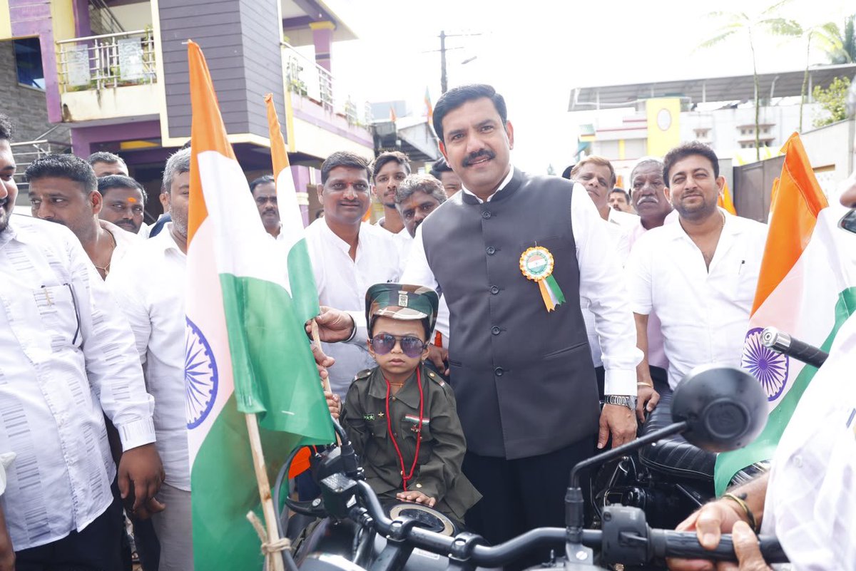 BYVijayendra's tweet photo. 80ನೇ ಸ್ವಾತಂತ್ರ್ಯ ದಿನಾಚರಣೆಯ ಸಂಭ್ರಮದ ಅಂಗವಾಗಿ ಪಕ್ಷದ ಯುವ ಮೋರ್ಚಾ ವತಿಯಿಂದ ಶಿಕಾರಿಪುರದಲ್ಲಿ ಇಂದು ಆಯೋಜಿಸಲಾಗಿದ್ದ ಬೃಹತ್ ಬೈಕ್ ರ್‍ಯಾಲಿಗೆ ಚಾಲನೆ ನೀಡಿ, ನಮ್ಮ ಯುವ ಕಾರ್ಯಕರ್ತರು ಮತ್ತು ಸಾರ್ವಜನಿಕರೊಂದಿಗೆ ಭಾಗವಹಿಸಲಾಯಿತು.

ತಾಲೂಕು ಕೃಷಿಕ ಸಮಾಜ ಅಧ್ಯಕ್ಷ ಶ್ರೀ ಹುಲ್ಮಾರ್ ಮಹೇಶ್, ಜಿಲ್ಲಾ ಯುವ ಮೋರ್ಚಾ ಉಪಾಧ್ಯಕ್ಷ ಶ್ರೀ ಬೆಣ್ಣೆ ಪ್ರವೀಣ್, ಮಂಡಲ ಯುವ ಮೋರ್ಚಾ ಅಧ್ಯಕ್ಷ ಶ್ರೀ ವೀರಣ್ಣ ಗೌಡ ಮುಖಂಡರಾದ ಶ್ರೀ ಲೋಹಿತ್ ನಾಯಕ್, ಶ್ರೀ ರಾಘವೇಂದ್ರ, ಶ್ರೀ ಪ್ರಶಾಂತ್, ಶ್ರೀ ರಾಜು, ಶ್ರೀ ಡಿ.ಎಲ್.ಬಸವರಾಜ್ ಸೇರಿದಂತೆ ನೂರಾರು ಯುವ ಮುಖಂಡರು, ಕಾರ್ಯಕರ್ತರು ದೇಶಭಕ್ತಿಯೊಂದಿಗೆ ಉತ್ಸಾಹದಿಂದ ಪಾಲ್ಗೊಂಡಿದ್ದರು.
