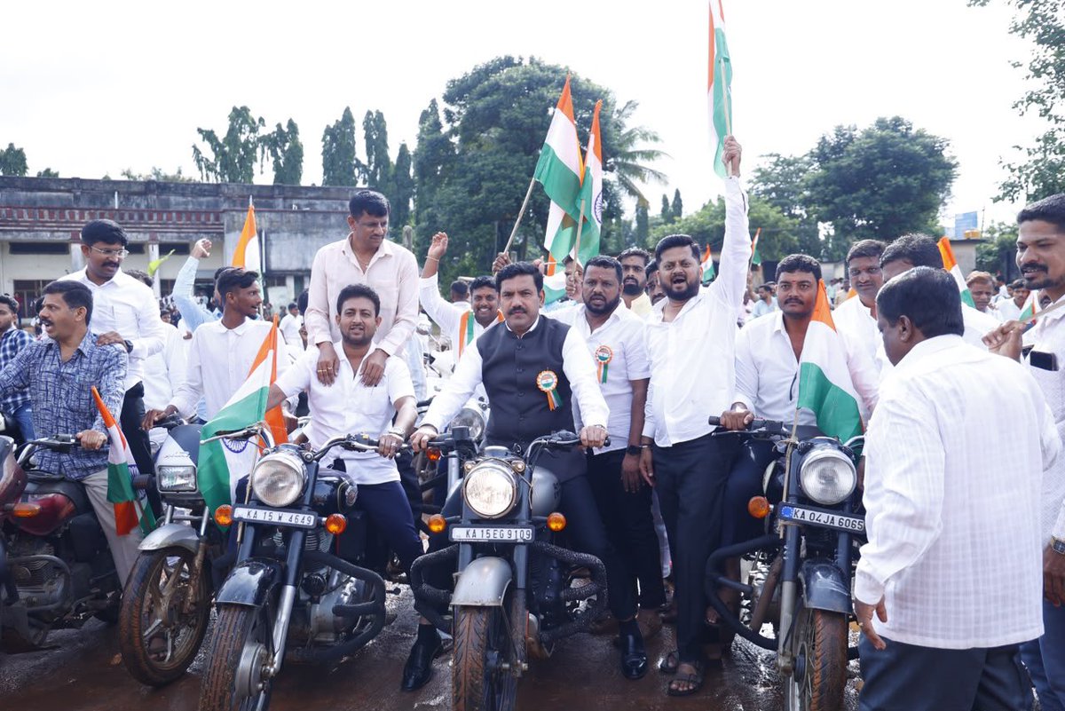 BYVijayendra's tweet photo. 80ನೇ ಸ್ವಾತಂತ್ರ್ಯ ದಿನಾಚರಣೆಯ ಸಂಭ್ರಮದ ಅಂಗವಾಗಿ ಪಕ್ಷದ ಯುವ ಮೋರ್ಚಾ ವತಿಯಿಂದ ಶಿಕಾರಿಪುರದಲ್ಲಿ ಇಂದು ಆಯೋಜಿಸಲಾಗಿದ್ದ ಬೃಹತ್ ಬೈಕ್ ರ್‍ಯಾಲಿಗೆ ಚಾಲನೆ ನೀಡಿ, ನಮ್ಮ ಯುವ ಕಾರ್ಯಕರ್ತರು ಮತ್ತು ಸಾರ್ವಜನಿಕರೊಂದಿಗೆ ಭಾಗವಹಿಸಲಾಯಿತು.

ತಾಲೂಕು ಕೃಷಿಕ ಸಮಾಜ ಅಧ್ಯಕ್ಷ ಶ್ರೀ ಹುಲ್ಮಾರ್ ಮಹೇಶ್, ಜಿಲ್ಲಾ ಯುವ ಮೋರ್ಚಾ ಉಪಾಧ್ಯಕ್ಷ ಶ್ರೀ ಬೆಣ್ಣೆ ಪ್ರವೀಣ್, ಮಂಡಲ ಯುವ ಮೋರ್ಚಾ ಅಧ್ಯಕ್ಷ ಶ್ರೀ ವೀರಣ್ಣ ಗೌಡ ಮುಖಂಡರಾದ ಶ್ರೀ ಲೋಹಿತ್ ನಾಯಕ್, ಶ್ರೀ ರಾಘವೇಂದ್ರ, ಶ್ರೀ ಪ್ರಶಾಂತ್, ಶ್ರೀ ರಾಜು, ಶ್ರೀ ಡಿ.ಎಲ್.ಬಸವರಾಜ್ ಸೇರಿದಂತೆ ನೂರಾರು ಯುವ ಮುಖಂಡರು, ಕಾರ್ಯಕರ್ತರು ದೇಶಭಕ್ತಿಯೊಂದಿಗೆ ಉತ್ಸಾಹದಿಂದ ಪಾಲ್ಗೊಂಡಿದ್ದರು.
