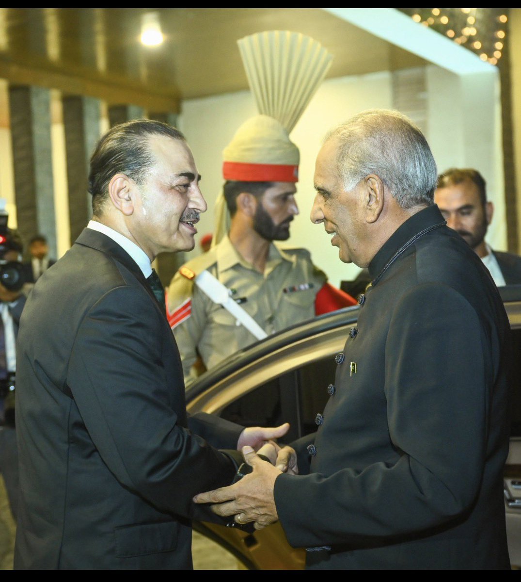 ajmaljami's tweet photo. فیلڈ مارشل کی جانب سے سابق جوانوں اور افسران کے اعزاز میں عشائیہ۔ 
سابقین میں جنرل کیانی، جنرل راحیل شریف اور جنرل ساحر دکھائی دے رہے ہیں۔ جنرل باجوہ بارے معلوم کیا تو پتہ چلا کہ وہ مکمل صحتیاب ہو چکے اور ان دنوں جڑواں پوتوں کی سالگرہ منانے خلیجی ریاستوں میں ہیں۔ عدم حاضری شاید اسی کارن ہو۔