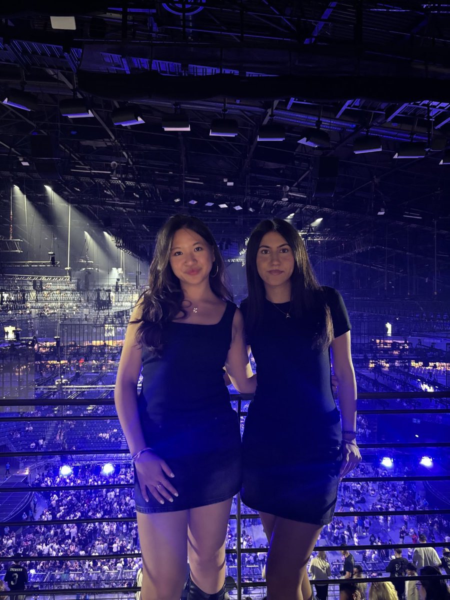 xeva71's tweet photo. ikutan tips yang lagi viral di X, buat yang punya foto konser gelap, bisa diedit jadi terang guys pake BeautyCam https://t.co/HpYn7Hpecy