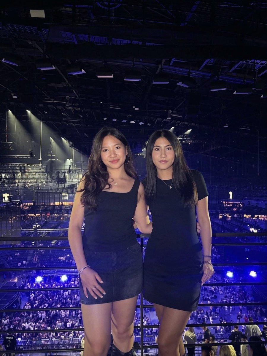 xeva71's tweet photo. ikutan tips yang lagi viral di X, buat yang punya foto konser gelap, bisa diedit jadi terang guys pake BeautyCam https://t.co/HpYn7Hpecy