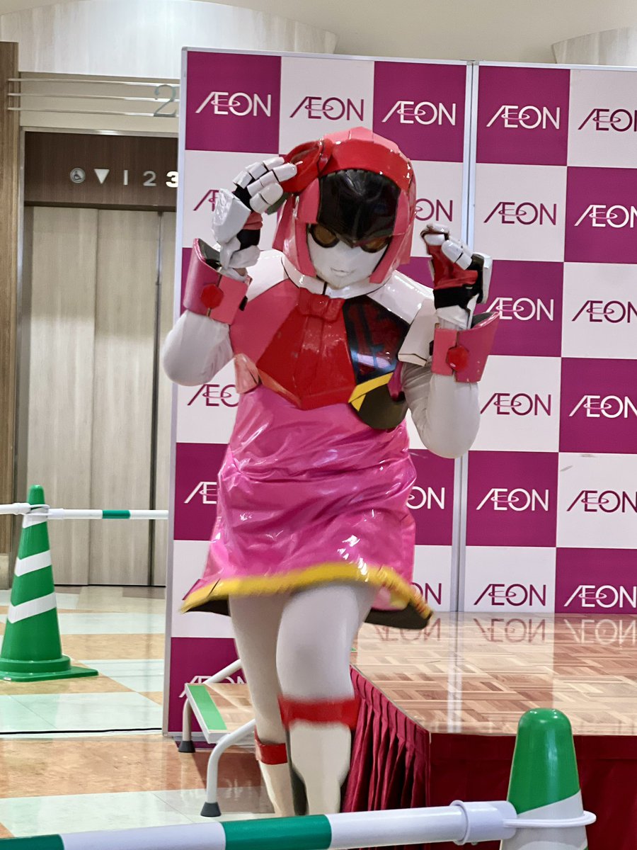 ZNC464's tweet photo. バトルが始まったとき頭守りながら避難する推しの愛おしさたるや。
#イチゴちゃん #code015 https://t.co/xqwqhhlpdC