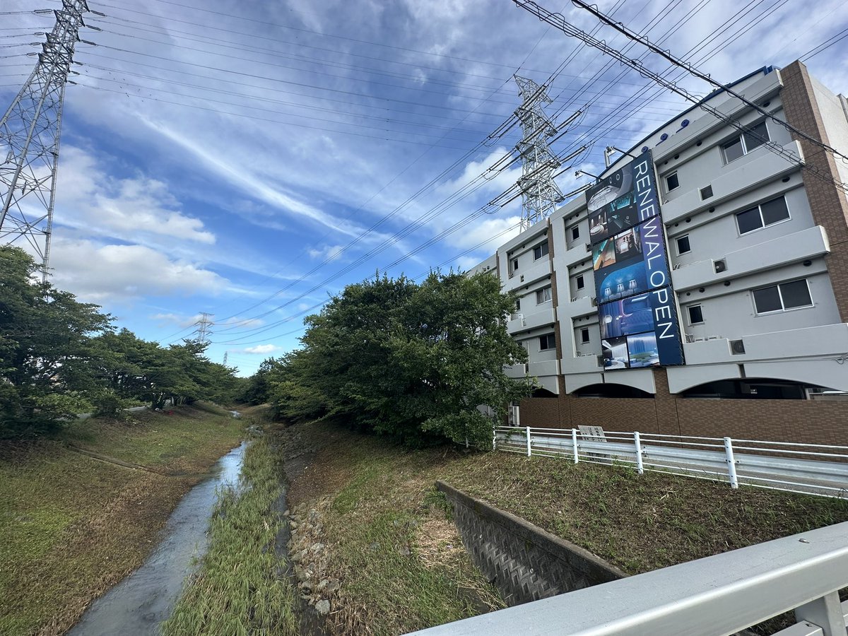 tomy_group's tweet photo. 氾濫しかかってた川も日常に戻り停電してたミンナノホテルとミストも、電気が復旧し先ほど再開しました。壊れたものとかありますが大丈夫なんで営業してきます、よろしくお願いします https://t.co/GmfiGo7oEX