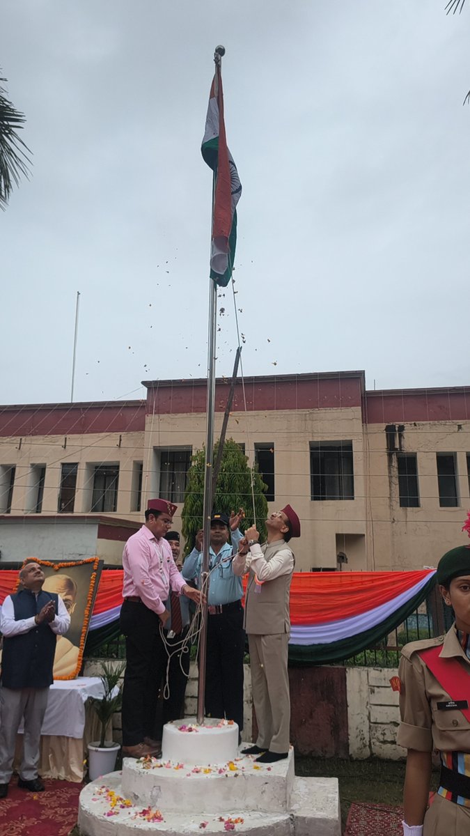 OfficialHnbgu's tweet photo. हेमवती नंदन बहुगुणा गढ़वाल विश्वविद्यालय में 80वाँ स्वतंत्रता दिवस हर्षोल्लास एवं देशभक्ति के साथ मनाया गया

हेमवती नंदन बहुगुणा गढ़वाल (केंद्रीय) विश्वविद्यालय में 80वाँ स्वतंत्रता दिवस हर्षोल्लास, उत्साह एवं देशभक्ति की भावना के साथ मनाया गया। स्वतंत्रता दिवस समारोह के अवसर पर कुलपति प्रो. श्रीप्रकाश सिंह सहित विश्वविद्यालय के पदाधिकारियों ने राष्ट्रपिता महात्मा गांधी एवं हिमपुत्र हेमवती नंदन बहुगुणा की प्रतिमाओं पर पुष्पांजलि अर्पित कर श्रद्धापूर्वक नमन किया। कुलपति ने विश्वविद्यालय के शिक्षक एवं कर्मचारियों का अभिवादन किया तथा एनसीसी एवं एनएसएस की टीम का अभिवादन ग्रहण कर ध्वजारोहण किया।
समारोह को संबोधित करते हुए कुलपति प्रो. श्रीप्रकाश सिंह ने प्रधानमंत्री के ‘विकसित भारत’ के संकल्प को साकार करने में प्रत्येक नागरिक की भूमिका को महत्वपूर्ण बताया। उन्होंने कहा कि स्वतंत्रता दिवस का तिरंगा देश को निरंतर आगे बढ़ने और नई ऊंचाइयों को प्राप्त करने का संदेश देता है। वंदे मातरम् के 150 वर्ष पूर्ण होने के अवसर पर उन्होंने इसे राष्ट्रीय चेतना एवं देशभक्ति की भावना का सशक्त प्रतीक बताया। समारोह में वंदे मातरम् का सामूहिक गायन भी किया गया।
उन्होंने बताया कि 9 से 17 अगस्त तक ‘हर घर तिरंगा’ अभियान के अंतर्गत विश्वविद्यालय द्वारा विभिन्न कार्यक्रम आयोजित किए जा रहे हैं। उन्होंने सभी से अपने-अपने घरों पर तिरंगा फहराने तथा अभियान को जन-जन तक पहुंचाने का आह्वान किया।
कुलपति ने उत्तराखंड की विशिष्ट भूमिका को रेखांकित करते हुए कहा कि राज्य के युवाओं का जोश और जज्बा देश की सेना के लिए महत्वपूर्ण है, वहीं उत्तराखंड के जल, जंगल और जमीन का संरक्षण भी राष्ट्रहित में महत्वपूर्ण भूमिका निभाता है। उन्होंने युवाओं से गढ़वाल की संस्कृति, भाषा, व्यवहार एवं आचरण को अपनाते हुए अपनी सांस्कृतिक जड़ों से जुड़े रहने का आह्वान किया।
विद्यार्थियों को संबोधित करते हुए उन्होंने उन्हें भारत का गौरव बताते हुए स्क्रीन टाइम कम करने, माता-पिता के साथ संवाद बढ़ाने और परिवार से जुड़े रहने की अपील की। उन्होंने नशे को देश के सामने गंभीर चुनौती बताते हुए युवाओं से महात्मा गांधी के आदर्शों का अनुसरण करने तथा नशामुक्त समाज के निर्माण में योगदान देने का आह्वान किया।
विश्वविद्यालय के शिक्षकों को संबोधित करते हुए कुलपति ने पिछले 14 महीनों में विश्वविद्यालय में हुए विभिन्न सुधारों का उल्लेख किया। उन्होंने कहा कि देश हमें बहुत कुछ देता है, इसलिए ‘देश ने हमें क्या दिया’ के साथ-साथ ‘हम देश को क्या दे रहे हैं’ की भावना भी विकसित करनी होगी। विद्यार्थी शिक्षकों के भरोसे विश्वविद्यालय आते हैं, इसलिए शिक्षकों को अपने दायित्व-बोध को समझते हुए केवल कक्षाओं तक सीमित न रहकर विद्यार्थियों की मेंटोरिंग, समस्याओं की समझ और उनके समाधान में सहयोग को भी अपनी जिम्मेदारी का हिस्सा बनाना चाहिए।
विश्वविद्यालय की सामाजिक प्रतिबद्धताओं का उल्लेख करते हुए उन्होंने बताया कि अनाथ बच्चों के लिए प्रत्येक पाठ्यक्रम में दो सीट तथा सिंगल गर्ल चाइल्ड के लिए एक सीट का प्रावधान किया गया है। उन्होंने कहा कि विश्वविद्यालय ‘बेटी पढ़ाओ, बेटी बढ़ाओ’ के ध्येय के साथ आगे बढ़ रहा है।
इस अवसर पर उत्तराखंड के वीर महापुरुषों एवं स्वतंत्रता आंदोलन के नायकों को भी श्रद्धापूर्वक स्मरण किया गया। कुलपति ने वीर चंद्र सिंह गढ़वाली के स्वतंत्रता आंदोलन में योगदान, श्रीदेव सुमन द्वारा राजशाही के विरुद्ध 84 दिनों तक की गई ऐतिहासिक भूख हड़ताल तथा स्वतंत्रता सेनानी हेमवती नंदन बहुगुणा के राष्ट्र के प्रति योगदान का स्मरण किया।
इस अवसर पर विश्वविद्यालय के शिक्षक, अधिकारी, कर्मचारी, एनसीसी, एनएसएस एवं बड़ी संख्या में विद्यार्थी उपस्थित रहे।

🇮🇳 स्वतंत्रता दिवस की हार्दिक शुभकामनाएं 
#80thIndependenceDay
#IndependenceDay2026
#स्वतंत्रतादिवस
#स्वतंत्रतादिवस2026
#HarGharTiranga
#हरघर_तिरंगा
#Tiranga
#VandeMataram
#VandeMataram150
#DevelopedIndia
#ViksitBharat
#राष्ट्रनिर्माण
#राष्ट्रभक्ति
#HNBGU
#GarhwalUniversity
#HNBGUOfficial
#Uttarakhand
#UttarakhandUniversity
#JaiHind
#MeraBharatMahan
@spsinghdu
