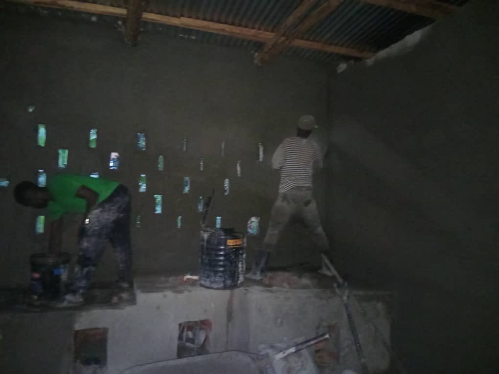 rac_akrightcity's tweet photo. The Ziru Kitchen project is taking shape. Plastering works are now underway, bringing us another step closer to a completed facility.

#RotaryEyamba #AdoptStBruno https://t.co/YpPTIrtPaa