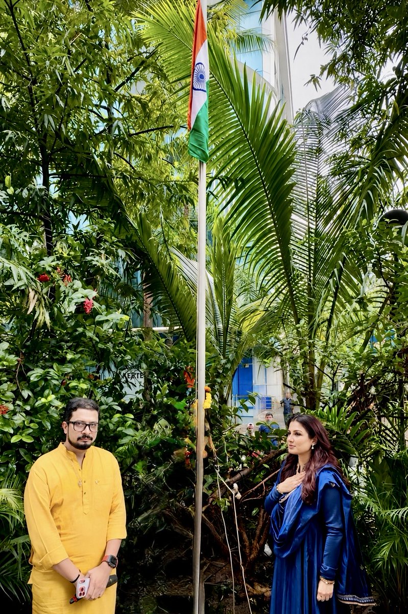 DIVYASOLGAMA's tweet photo. A proud #IndependenceDay! 🇮🇳❤️

Honoured to host the 80th Independence Day Celebration – “Independence Through Education” & share the flag hoisting ceremony with Padma Shri Awardee #RaveenaTandon.

A beautiful morning celebrating freedom, education and the empowerment of young minds. 

RJ #DivyaSolgama

@TandonRaveena