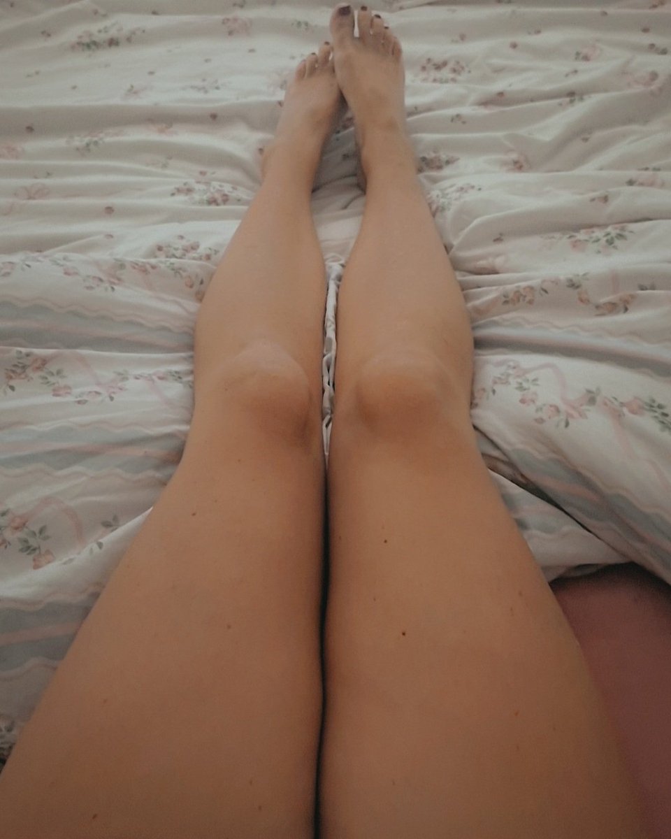 BambiGodde68654's tweet photo. Good morning. Yes im naked and yes these legs lead upto heaven 😜 https://t.co/MWIcVPDjoC