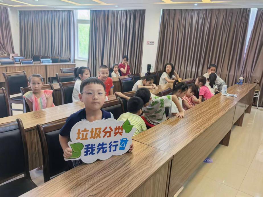 saisivanand's tweet photo. Our campus environmental club just held a campus waste sorting activity! We guided 200+ students to sort waste correctly, won rave reviews from the school. Let’s stick to green living together! https://t.co/s78hJgUVCm