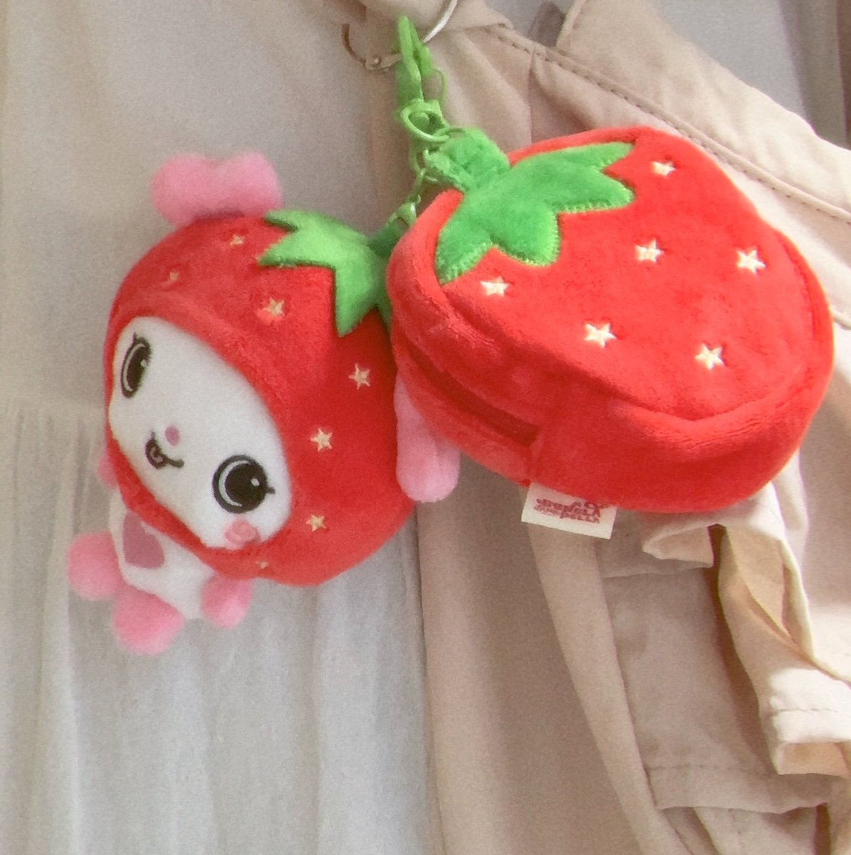 nm_2035's tweet photo. Wishberry Bakeryで購入したいちごちゃん達、早速つけたよ〜！かわいー！！！🍓 https://t.co/9JHGNQCFsA