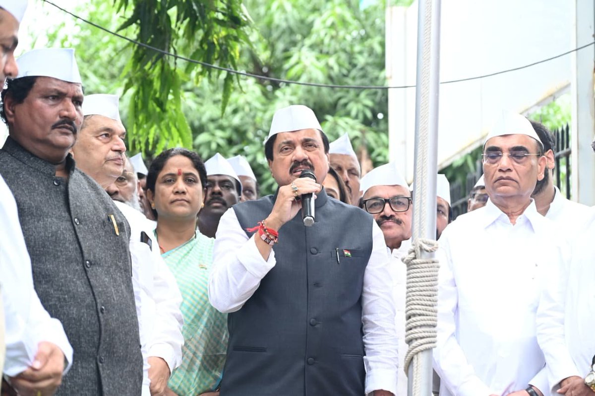 SunilTatkare's tweet photo. भारताच्या स्वातंत्र्यदिनानिमित्त @mahancpspeaks  त च्या कार्यालयात पक्षाचे पदाधिकारी, कार्यकर्ते आणि सहकारी यांच्या उपस्थितीत अभिमानाने राष्ट्रध्वज फडकवला. यावेळी उपस्थितांना संबोधित केले. 
समृद्ध भारताच्या निर्मितीसाठी एकजुटीने कार्य करण्याचा निर्धार या स्वातंत्र्यदिनी केला. https://t.co/AHQ2XD6zpX
