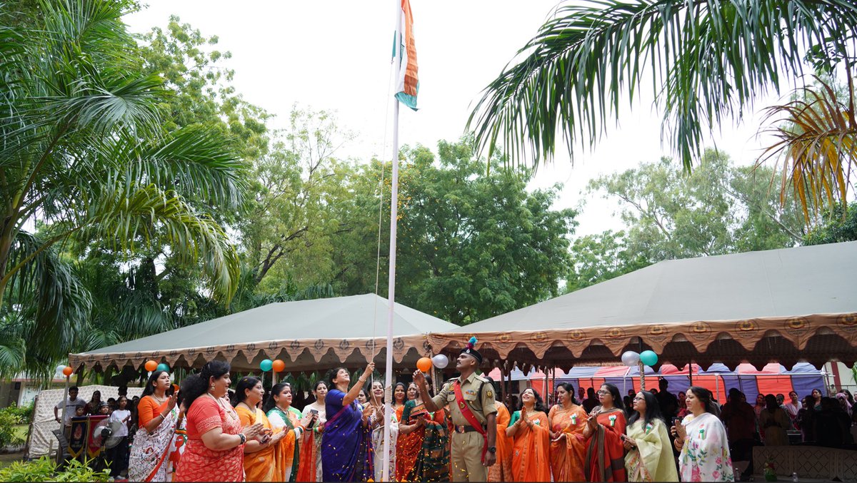 BSF_Gujarat's tweet photo. “𝐀𝐧𝐤𝐮𝐫 𝐏𝐥𝐚𝐲 𝐒𝐜𝐡𝐨𝐨𝐥 𝐆𝐚𝐧𝐝𝐡𝐢𝐧𝐚𝐠𝐚𝐫 𝐂𝐞𝐥𝐞𝐛𝐫𝐚𝐭𝐞𝐬 𝐭𝐡𝐞 𝟖𝟎𝐭𝐡 𝐈𝐧𝐝𝐞𝐩𝐞𝐧𝐝𝐞𝐧𝐜𝐞 𝐃𝐚𝐲 𝐰𝐢𝐭𝐡 𝐏𝐚𝐭𝐫𝐢𝐨𝐭𝐢𝐜 𝐅𝐞𝐫𝐯𝐨𝐮𝐫.”

On the occasion of #IndependenceDay2026, Ankur Play School, Gandhinagar, celebrated the 80th Independence Day with great patriotic fervour. The programme commenced with the hoisting of the National Flag, followed by inspiring patriotic performances by schoolchildren, reflecting the spirit of freedom, unity, and national pride.

Smt. Anushree Pathak, Head of BWWA Gujarat Frontier, graced the occasion in the presence of #SeemaPraharis and their families, encouraging the younger generation to uphold the values of patriotism, service, and devotion to the nation.

@BWWA_India
#JaiHind 
#15August
#स्वतंत्रता_दिवस