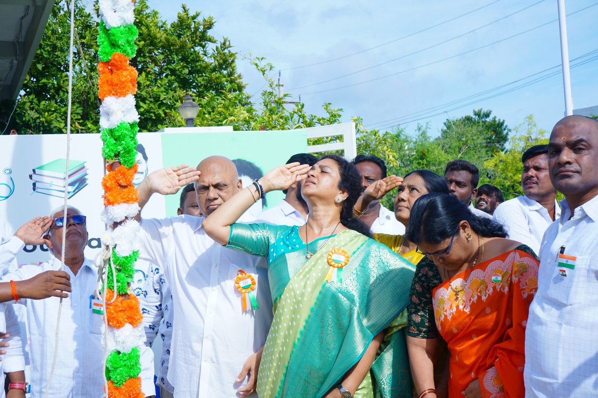 UrsButtaRenuka's tweet photo. 🇮🇳 ఎమ్మిగనూరులోని బుట్టా ఫౌండేషన్ కార్యాలయంలో 80వ స్వాతంత్ర్య దినోత్సవ వేడుకలు ఘనంగా నిర్వహించాం.
జాతీయ పతాకాన్ని ఆవిష్కరించి, స్వాతంత్ర్య సమరయోధుల త్యాగాలను స్మరించుకున్నాం. దేశ ప్రజలందరికీ స్వాతంత్ర్య దినోత్సవ శుభాకాంక్షలు. 🇮🇳
#ButtaRenuka #IndependenceDay #ButtaFoundation https://t.co/j0v94CBdfn
