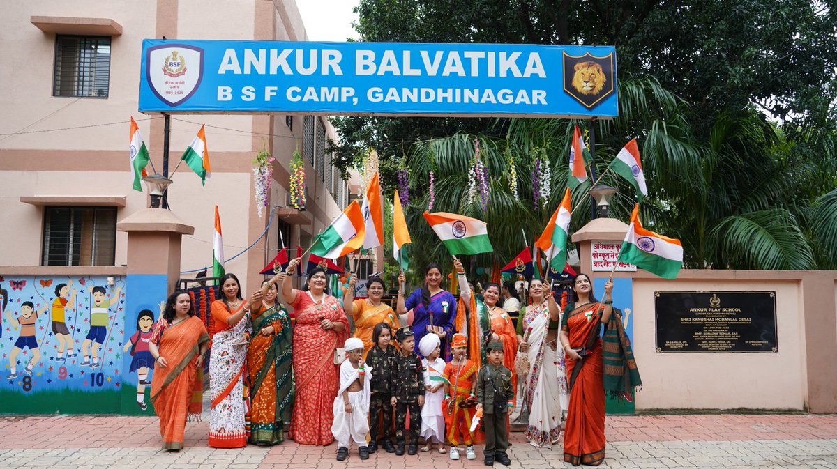 BSF_Gujarat's tweet photo. “𝐀𝐧𝐤𝐮𝐫 𝐏𝐥𝐚𝐲 𝐒𝐜𝐡𝐨𝐨𝐥 𝐆𝐚𝐧𝐝𝐡𝐢𝐧𝐚𝐠𝐚𝐫 𝐂𝐞𝐥𝐞𝐛𝐫𝐚𝐭𝐞𝐬 𝐭𝐡𝐞 𝟖𝟎𝐭𝐡 𝐈𝐧𝐝𝐞𝐩𝐞𝐧𝐝𝐞𝐧𝐜𝐞 𝐃𝐚𝐲 𝐰𝐢𝐭𝐡 𝐏𝐚𝐭𝐫𝐢𝐨𝐭𝐢𝐜 𝐅𝐞𝐫𝐯𝐨𝐮𝐫.”

On the occasion of #IndependenceDay2026, Ankur Play School, Gandhinagar, celebrated the 80th Independence Day with great patriotic fervour. The programme commenced with the hoisting of the National Flag, followed by inspiring patriotic performances by schoolchildren, reflecting the spirit of freedom, unity, and national pride.

Smt. Anushree Pathak, Head of BWWA Gujarat Frontier, graced the occasion in the presence of #SeemaPraharis and their families, encouraging the younger generation to uphold the values of patriotism, service, and devotion to the nation.

@BWWA_India
#JaiHind 
#15August
#स्वतंत्रता_दिवस
