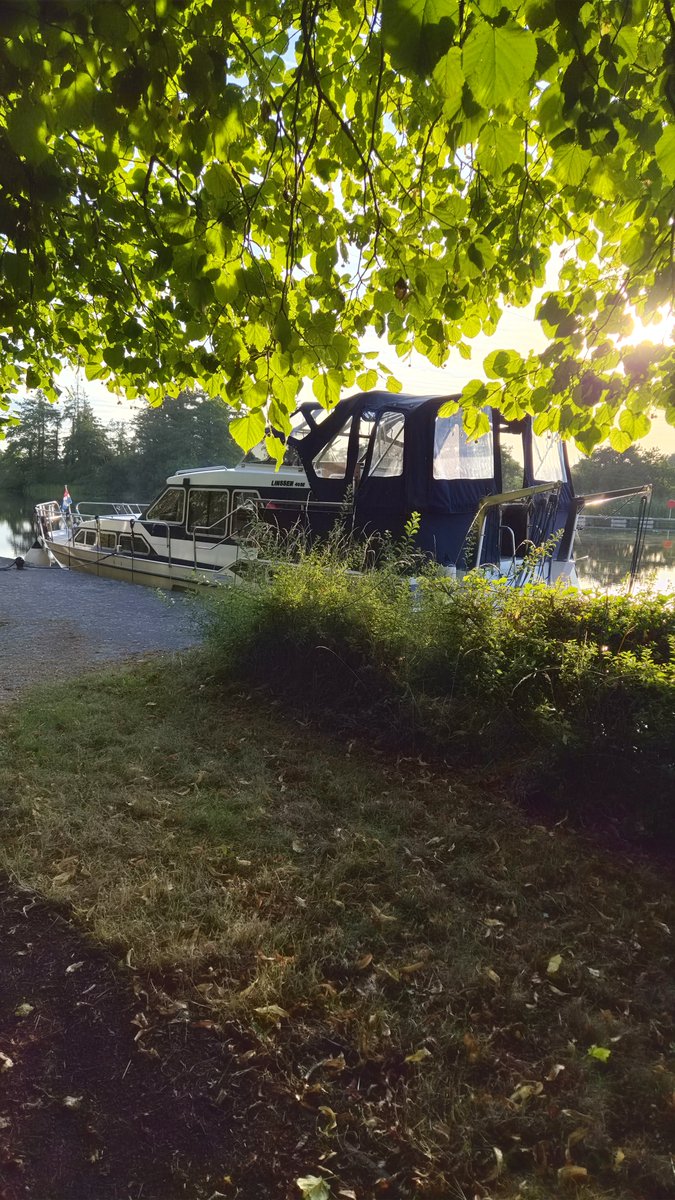 mylastsatoshi's tweet photo. Dutch steel yacht Linssen 40 SE (12.35m x 3.85m) offers dual steering, 2 cabins sleeping 4-6, and 2 baths. Powered by inboard diesel engines from 100-306 hp. Flush connection from saloon to open aft deck. Perfect for cruising. #LinssenYachts #MotorYacht #SteelBoat #BoatingLife @linssenyachts @IWAIreland @waterways_Irl