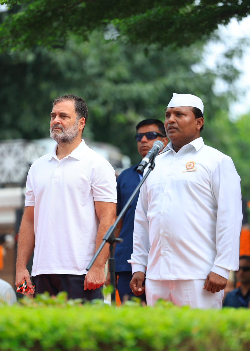 srinivasiyc's tweet photo. आज़ादी सिर्फ़ एक तारीख़ नहीं,
कई पीढ़ियों की कुर्बानी है।
जिस तिरंगे को देखकर सिर उठता है,
उसके हर रंग में एक कहानी है।

इस मिट्टी की शान के लिए
हर मुश्किल से टकराएँगे,
वक़्त माँगेगा अगर कुर्बानी,
हँसते-हँसते मर मिट जाएंगे। 🇮🇳 https://t.co/61di9da8p6