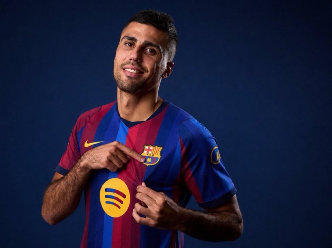 TouchlineX's tweet photo. 🚨 𝗕𝗥𝗘𝗔𝗞𝗜𝗡𝗚: Rodri to Barcelona is now CLOSE.

After days of talks, negotiations between Barcelona and Manchester City have entered the FINAL stages.

Barça are hoping to complete the deal in the coming hours for a fee worth more than €70M including add-ons.

— @MatteMoretto
