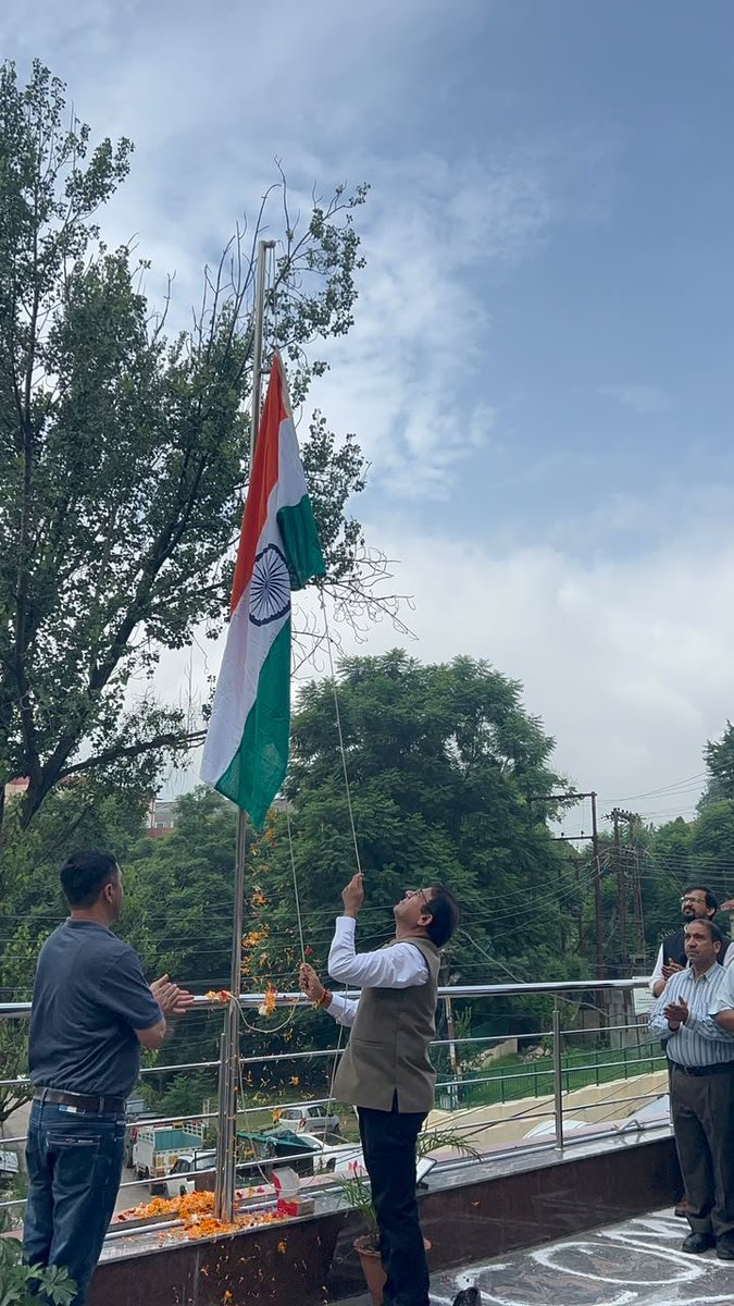 MSMEDFOHPSolan's tweet photo. 80वें स्वतंत्रता दिवस की हार्दिक शुभकामनाएँ! 

एमएसएमई-विकास कार्यालय, सोलन में 80वाँ स्वतंत्रता दिवस पूरे हर्षोल्लास, गरिमा और राष्ट्रभक्ति के साथ मनाया गया। ध्वजारोहण के साथ ही सभी सहयोगियों ने देश की अखंडता, प्रगति और आत्मनिर्भरता के प्रति अपनी प्रतिबद्धता को दोहराया। https://t.co/LW7BXSxiZt