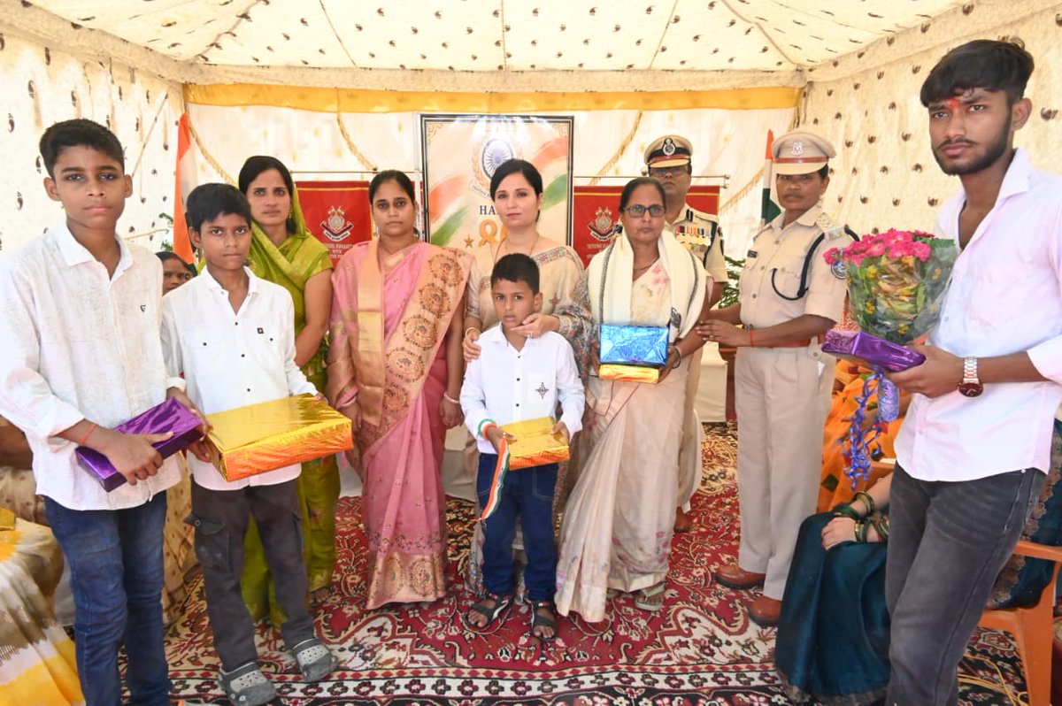 114Raf's tweet photo. On the proud occasion of 80th Independence Day, Commandant, 114 RAF &amp; Head, RCWA felicitated the three Veer Naaris. Your courage gives strength to our uniform. We bow our heads to you &amp; assure you that the CRPF family will always stand by you with respect and support. Jai Hind https://t.co/JrHAZLbok2