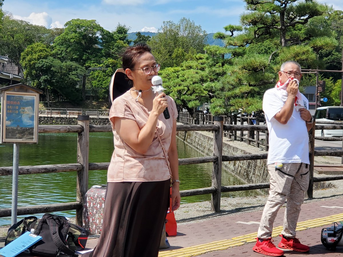 MikiG1672499's tweet photo. ひなた君の祖母の山本純子さんが吉田たつや元四国中央市議たち支援者と、かの高知家庭裁判所からほど近い高知城の堀端で先程、涙の街宣をされました。仰るお話の一つ一つに聞き入るばかりでした。司法の都合優先の、ひなた君本人の証言も聞き入れない対応に疑問しかありません。
#ひなた君を守りたい https://t.co/EeganpLmZH