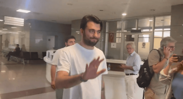 AltanSancar1's tweet photo. Tam 14 aydır tutuklu bulunan sevgili Mehmet Pehlivan Çorlu'dan yazmış. Ve diyor ki "Avukat kelimesinin atası advocatus, “yardıma çağırılan” anlamına gelir. Ben de avukatları çağırıyorum!"

Şu cümleye dikkat: 

"Cezaevine girdikten sonraki bir- iki ay içerisinde geçmişimdeki büyük ve önemli anıları hızla tükettim. Örneğin, kızım doğduğunda tutsun diye hangi parmağımı uzattığımı da hatırlıyorum, tutuklama kararını yüzüme okuyan hakime hanımın kararı okurken sol el baş parmağını avucunun içine katlamasını da hatırlıyorum."

https://t.co/wZYJIs3nNz