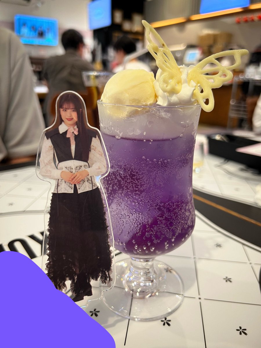 rk_321_'s tweet photo. 映えさせられないオタクでごめんね……
(なんなら色変わってるの途中で気づいて慌てて撮った😂)
飲みやすくて美味しかったよ光莉ちゃん〜🦋💓
そしてドアタグもポストカードも自引きならず😇

#遠藤光莉
#櫻坂カフェ https://t.co/RyXDkFX1YH