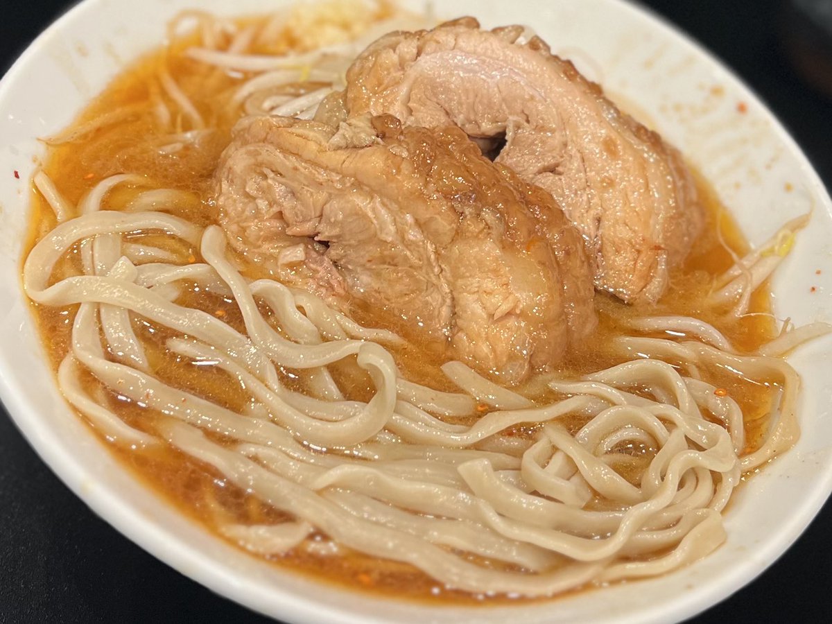 chakudon's tweet photo. 豚星。〜乳化〜@旗の台
つけ麺+ニンニク少し。ド乳化最終日。長蛇の列との情報もド乳化つけ汁を味わうため決行。11:30頃着で並び20名程。1時間で着丼。辛酸塩も効かせた乳化スープ。うめえ〜。ただ、個人的には調味控えめで豚のぶっ濃さをもっと味わいたかったな。でも麺も豚も最強で大満足。 https://t.co/piuSiyFh3H