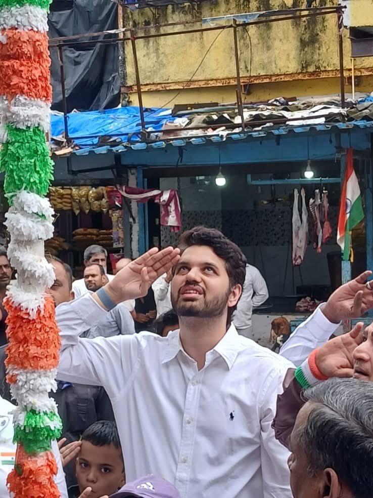 SardesaiVarun's tweet photo. महालक्ष्मी येथील मिनर्वा सोसायटीमधील  ध्वजारोहण सोहळ्यास उपस्थित राहून, सर्वांना स्वातंत्र्य दिनाच्या शुभेच्छा दिल्या. https://t.co/0sikSc7oeJ