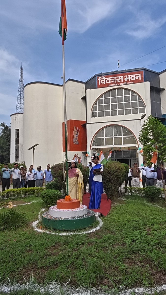 CdoKushinagar's tweet photo. जनपद कुशीनगर के विकास भवन परिसर में आज 80th  स्वतंत्रता दिवस (15 अगस्त)के शुभअवसर पर ध्वजारोहण किया गया तदोपरान्त परिसर में वृक्षारोपण किया गया।
इस अवसर पर विकास भवन के कर्मचारी/अधिकारी उपस्थित रहे।
@CMOfficeUP @dm_kushinagar @UPGovt @InfoDeptUP @ChiefSecyUP https://t.co/vKkrkFQT9U