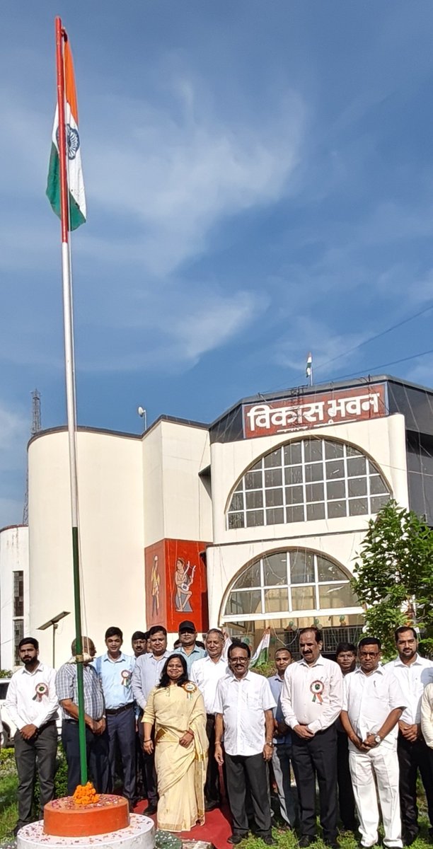 CdoKushinagar's tweet photo. जनपद कुशीनगर के विकास भवन परिसर में आज 80th  स्वतंत्रता दिवस (15 अगस्त)के शुभअवसर पर ध्वजारोहण किया गया तदोपरान्त परिसर में वृक्षारोपण किया गया।
इस अवसर पर विकास भवन के कर्मचारी/अधिकारी उपस्थित रहे।
@CMOfficeUP @dm_kushinagar @UPGovt @InfoDeptUP @ChiefSecyUP https://t.co/vKkrkFQT9U