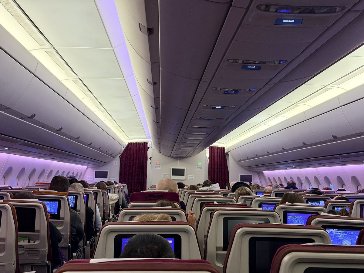 RonallChersan's tweet photo. 🌟ถ้าค้นหาเที่ยวบินแล้วไฟล์ทไหนใช้เครื่อง A350 หรือ B787 บวกคะแนนเพิ่มไปเลยและให้พิจารณาเป็นลำดับแรกๆ เพราะนี่จะทำตลอด ถ้าบินนานจะเหนื่อยน้อยกว่าเครื่องในเจนเนอเรชั่นก่อนหน้ามาก เพราะ

1️⃣Cabin Altitude ~6,000 ฟุต ส่วนรุ่นก่อนๆ 8,000 เหมือนนั่งอยู่เกือบถึงยอดดอยอินทนนท์ตลอดเวลา

2️⃣ความชื้นในห้องโดยสาร 20-25% (ยุคก่อน 5-15%) หน้าไม่แห้ง จมูกไม่แห้งและไม่แสบ

3️⃣ระบบหมุนเวียนอากาศใหม่ทุกๆ 2-3 นาที และจะไม่มีกลิ่นเชื้อเพลิงปนเปื้อน

4️⃣เสียงในห้องโดยสารอย่าง A350 เฉลี่ยไม่เกิน 65 เดซิเบล ใส่หูฟังตัดเสียงรบกวนคือสบายเลยแทบไม่ได้ยินข้างนอก ส่วนรุ่นก่อนๆ เช่น A330 อยู่ที่ประมาณ 75-80 เดซิเบล
