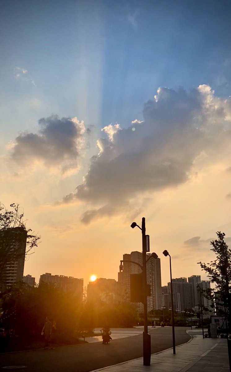 jin_gller's tweet photo. 西邊的太陽就要落山了...... https://t.co/hC5ggHeZK1