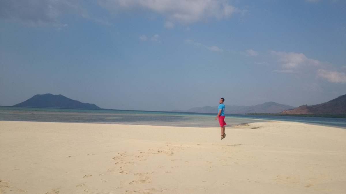 jsbsirait's tweet photo. @lonelyplanet Pangabatang island, NTT, Indonesia, the sand, the water, even the salty fresh air, love it. https://t.co/9P2ThupEki