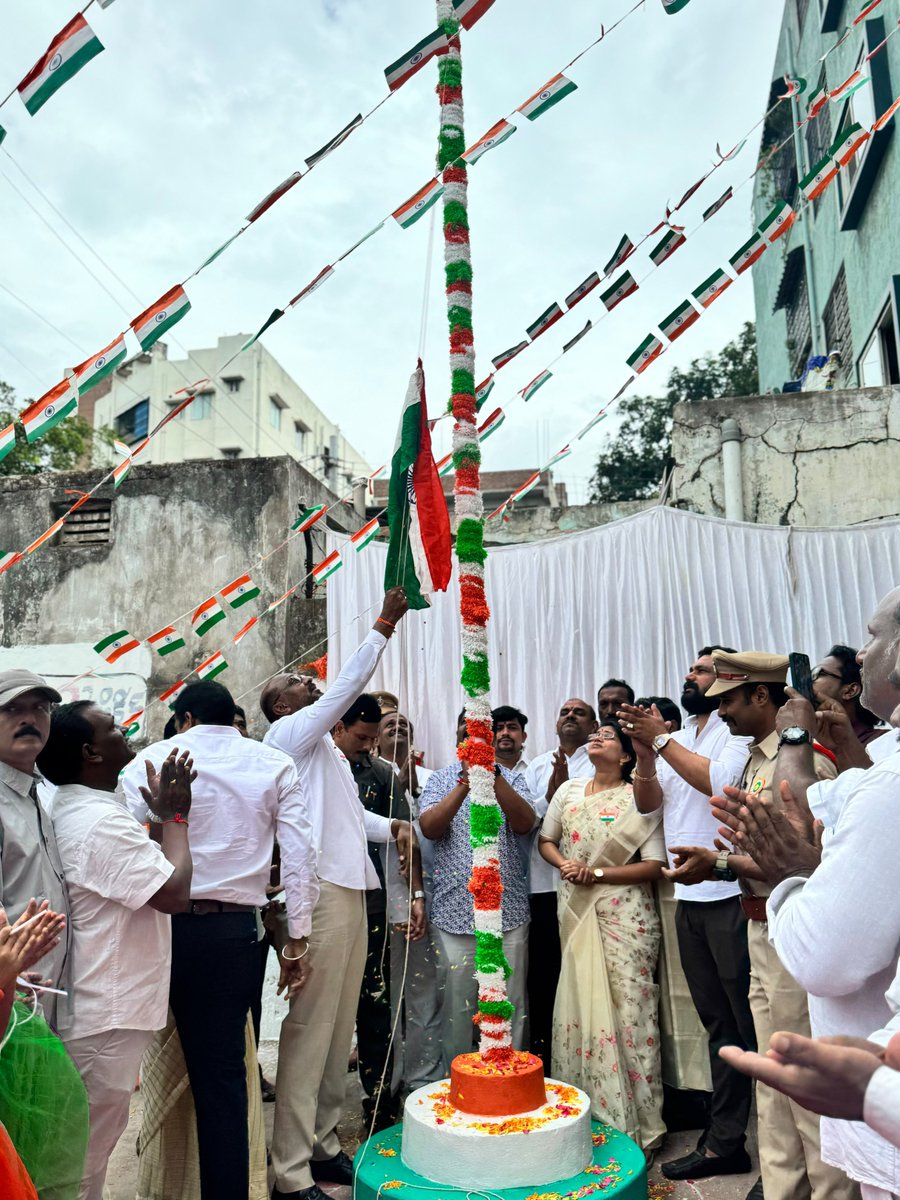 DurgaPrasanthi9's tweet photo. భారత దేశ  80 వ స్వాతంత్ర దినోత్సవం ని పురస్కరించుకొని....పశ్చిమ నియోజకవర్గం లొ జరిగిన పలు కార్యక్రమలలో ఆంధ్రప్రదేశ్ ప్రభుత్వం విప్,పశ్చిమ నియోజకవర్గం శాసన సభ్యులు శ్రీ @GanaBabu_P గారితో  కలసి జెండా వందనం కార్యక్రమం లొ పాల్గొనడం జరిగింది...

@PawanKalyan @JanaSenaParty https://t.co/5LnYgWAY3T