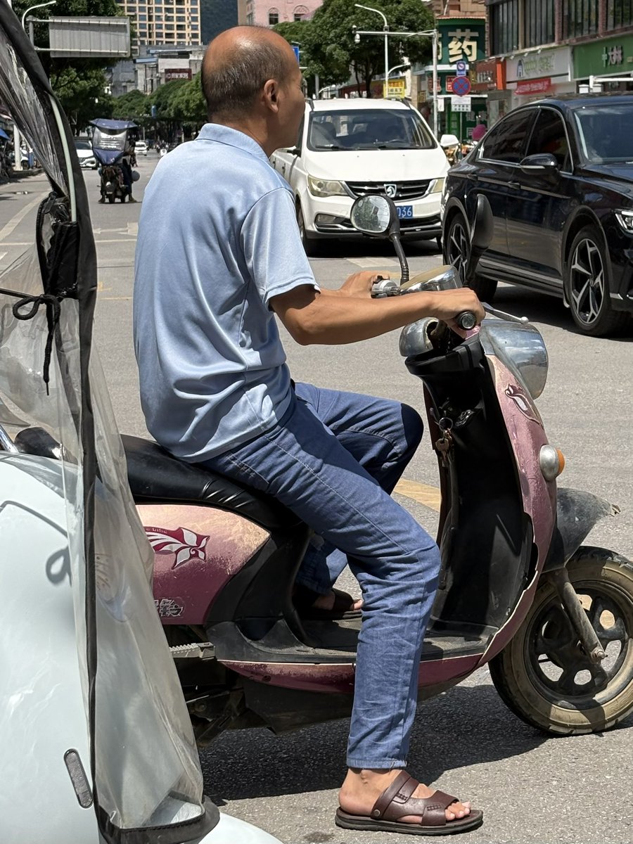 ralphocallaghan's tweet photo. 大叔的性感皮凉鞋 #皮凉鞋 #民工 #大叔 #中年大叔 #直男 #直男民工 #民工大叔 #中年民工 https://t.co/mklVeXvYPJ